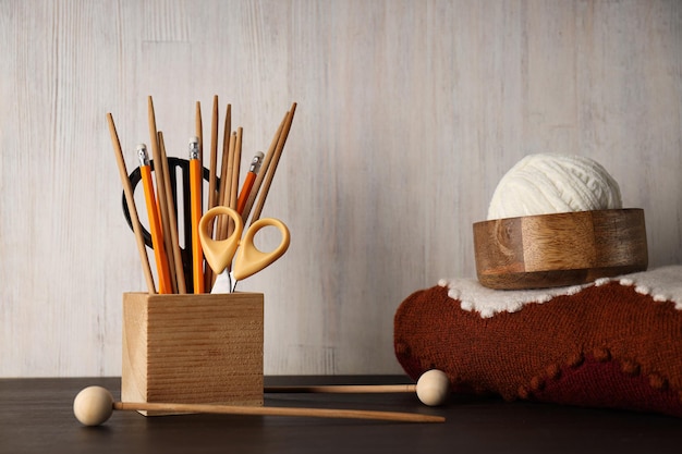 stolik z igłami i tkaniną