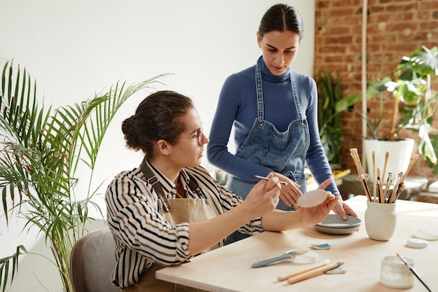 zespół pracowni przy stole